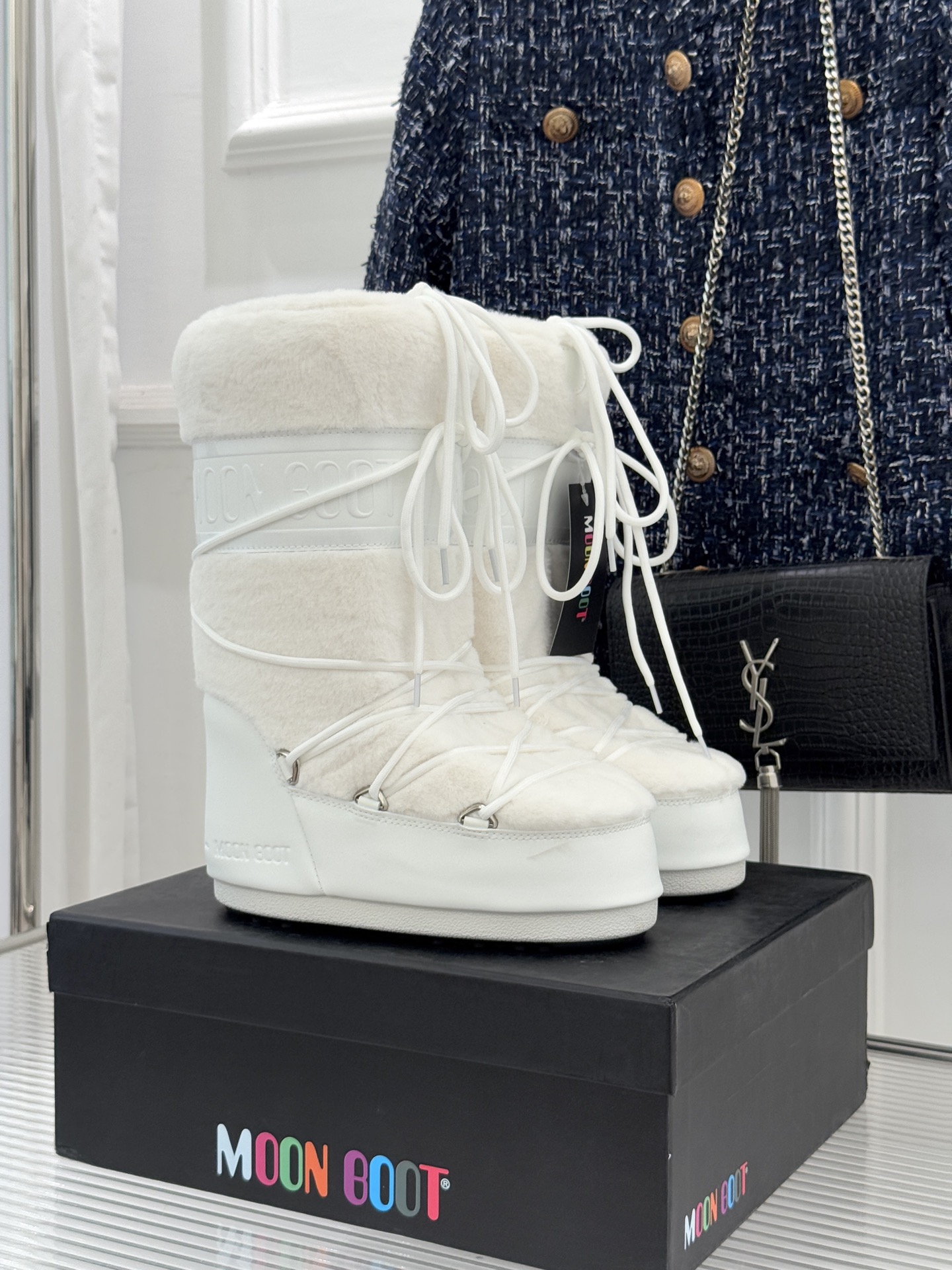 NO:628332,Mao Moon Boot is a classic and popular ski moon boot. Snow boot series. When the cold wind wraps up the broken snow and spreads over the snowfield. When the arc of the ski slope extends in the pure day, the moon boot comes with classic genes and hard-core performance. It is not only a professional equipment to conquer the ice and snow, but also a trend symbol that lights up the winter style. It continues the brand's iconic silhouette and fashionable design. The rounded shoe body outlines smooth lines, abandoning redundant decoration but having its own eye-catching aura. Whether it is a minimalist and advanced style with a neat solid color.  It is still eye-catching with contrasting colors and splicing. It is neat and cool when paired with ski clothes. It is suitable for winter casual wear and is lazy and casual. It can be seamlessly integrated even with street fashion. It breaks the 'practicality is greater than aesthetics' of snow boots and makes winter style not constrained by the scene. Every detail hides an unintentional fashionable attitude. As a classic that is deeply involved in the field of ice and snow equipment, Moon Boot always takes professional performance as the core and comprehensively protects every ice and snow exploration.  The upper is made of high-density waterproof and windproof fabric, and the lining is filled with high-quality warm velvet. It feels soft and skin-friendly, quickly locks in body heat, and resists the invasion of sub-zero cold. Even if you spend a long time skiing outdoors or walking in the snowfield, your feet will still be warm and have no fear of low temperature tests. The sole is equipped with professional anti-slip and wear-resistant textures, whether it is smooth ski trails, icy roads or soft snow. It can provide strong grip and steadily adhere to the ground texture to reduce the risk of slipping.  Whether you are a professional skier galloping on the snow field or an ordinary person enjoying the snow outdoors for daily commuting, it can adapt to the needs of the scene and say goodbye to foot fatigue. It can not only warm and protect your feet in the cold winter, but also bring a sense of moisture when you walk on the snow and enjoy the unique freshness and enthusiasm of winter. size35-40 (customized 41/42/43), snow boots, boots19860909毛 Moon Boot经典爆款滑雪月亮靴 雪地靴系列 当凛冽寒风裹着碎雪漫过雪原 当滑雪道的弧线在纯白天地间延展 月亮靴携经典基因与硬核性能而来 既是征服冰雪的专业装备 亦是点亮冬日造型的潮流符号 延续品牌标志性廓形时尚设计 圆润的鞋身勾勒流畅线条 摒弃冗余装饰却自带吸睛气场 无论是利落纯色款的极简高级 还是撞色拼接款的鲜活吸睛 搭配滑雪服利落飒爽 适配冬日休闲装慵懒随性 哪怕是街头潮搭也能无缝融合 打破雪地靴“实用性大于美观性” 让冬日造型不被场景束缚 每一处细节都藏着不刻意的时髦态度. 作为深耕冰雪装备领域的经典之作 Moon Boot始终以专业性能为核心 全方位守护每一次冰雪探索. 鞋面采用高密度防水防风面料 内里填充优质保暖绒料 触感柔软亲肤 快速锁住人体热量 抵御零下严寒侵袭 哪怕长时间置身户外滑雪 漫步雪原 双脚依旧暖意十足 无惧低温考验. 鞋底搭载专业防滑耐磨纹路 无论是光滑的滑雪道 结冰的路面 还是松软的积雪层 都能提供强劲抓地力 稳步贴合地面肌理 减少打滑风险 无论是专业滑雪爱好者驰骋雪场 还是普通人户外赏雪 日常通勤 都能适配场景需求 告别足部疲惫. 让你在凛冽寒冬中 既能温暖护脚 又能自带潮感气场 踏雪而行 自在享受冬日独有的鲜活与热烈. size35-40（41/42/43定制）,雪地靴,boots,Women's Shoes