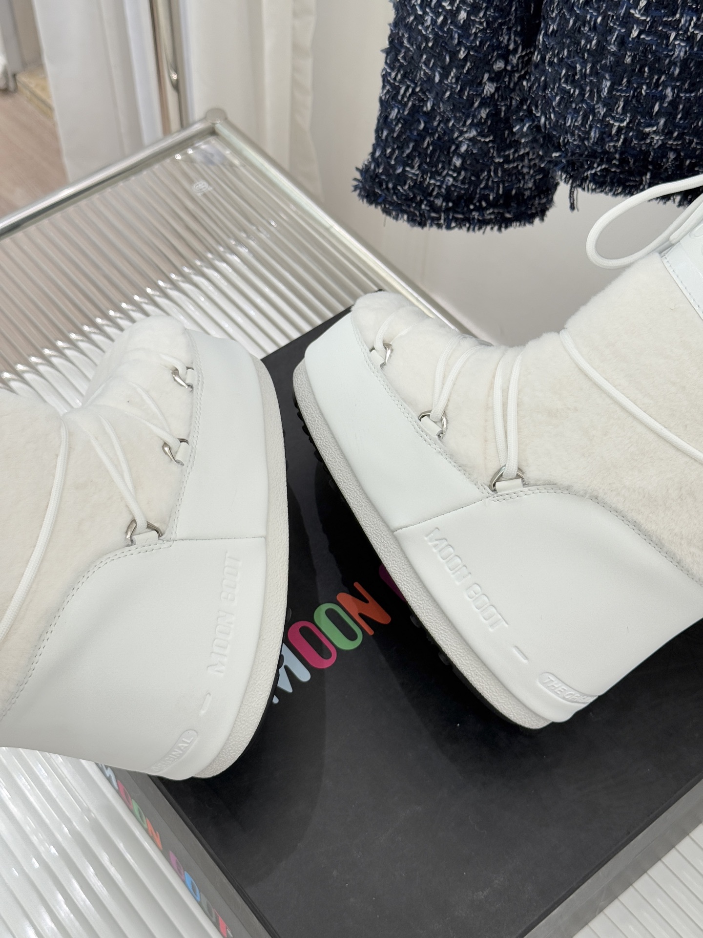 Moon Boot经典爆款滑雪月亮靴雪地靴系列当凛冽寒风裹着碎雪漫过雪原当滑雪道的弧线在纯白天地间延展月