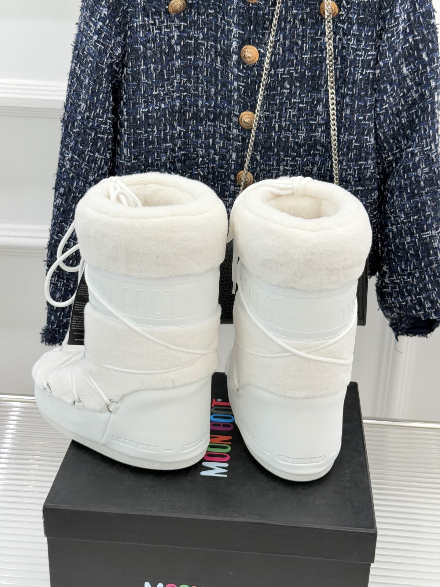 Moon Boot经典爆款滑雪月亮靴雪地靴系列当凛冽寒风裹着碎雪漫过雪原当滑雪道的弧线在纯白天地间延展月