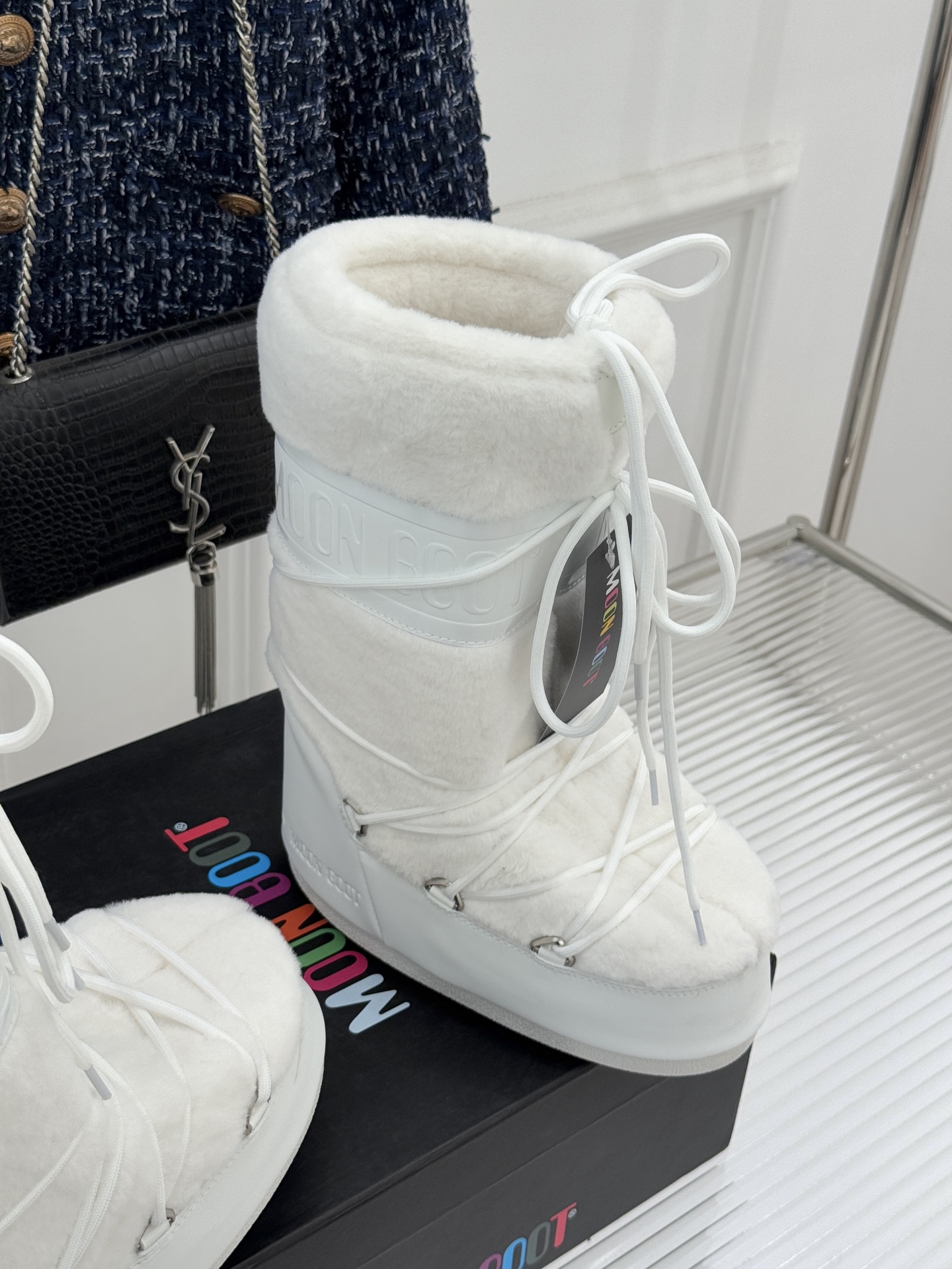 Moon Boot经典爆款滑雪月亮靴雪地靴系列当凛冽寒风裹着碎雪漫过雪原当滑雪道的弧线在纯白天地间延展月