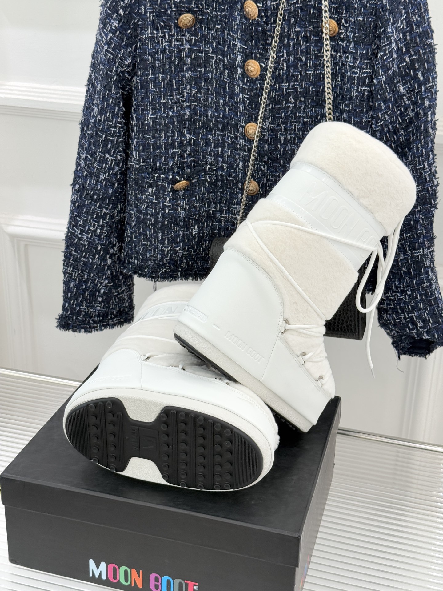 Moon Boot经典爆款滑雪月亮靴雪地靴系列当凛冽寒风裹着碎雪漫过雪原当滑雪道的弧线在纯白天地间延展月