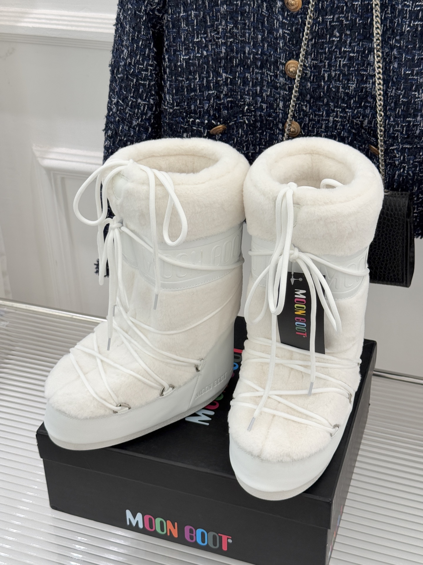 Moon Boot经典爆款滑雪月亮靴雪地靴系列当凛冽寒风裹着碎雪漫过雪原当滑雪道的弧线在纯白天地间延展月