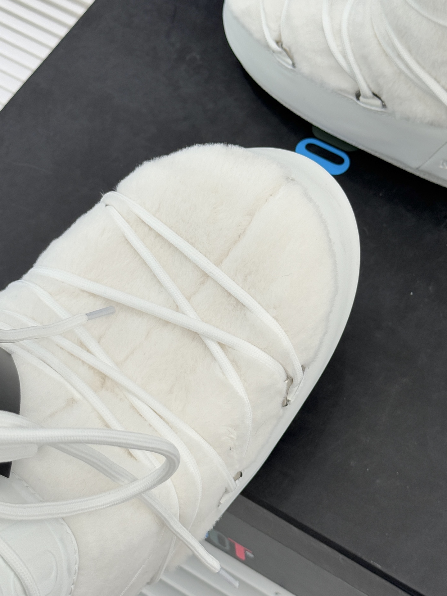 Moon Boot经典爆款滑雪月亮靴雪地靴系列当凛冽寒风裹着碎雪漫过雪原当滑雪道的弧线在纯白天地间延展月