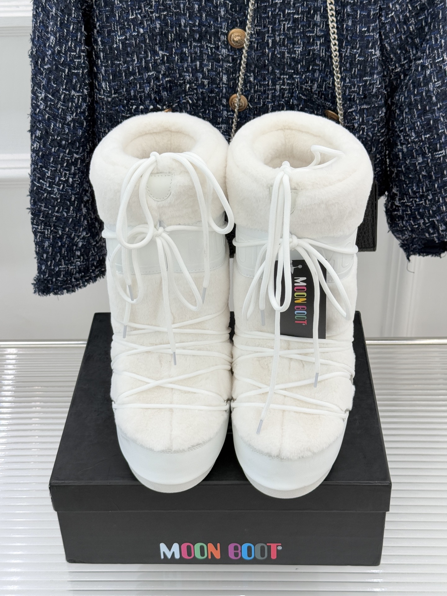 Moon Boot经典爆款滑雪月亮靴雪地靴系列当凛冽寒风裹着碎雪漫过雪原当滑雪道的弧线在纯白天地间延展月