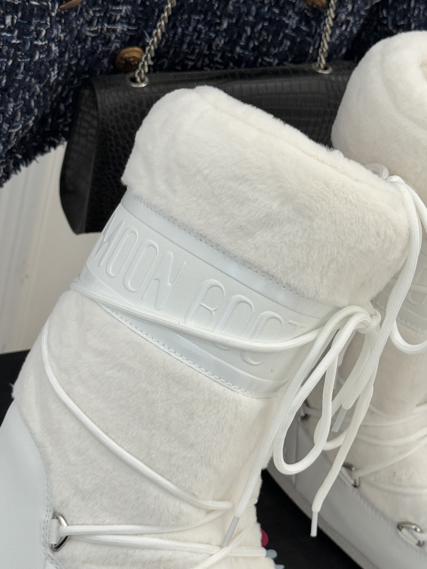 Moon Boot经典爆款滑雪月亮靴雪地靴系列当凛冽寒风裹着碎雪漫过雪原当滑雪道的弧线在纯白天地间延展月