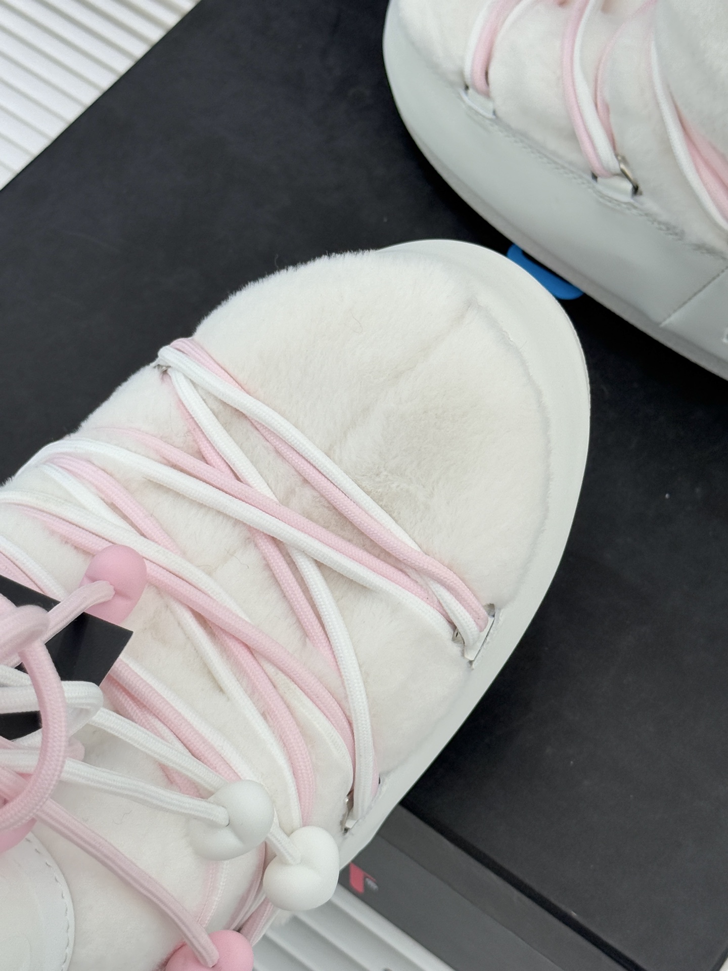 Moon Boot经典爆款滑雪月亮靴雪地靴系列当凛冽寒风裹着碎雪漫过雪原当滑雪道的弧线在纯白天地间延展月