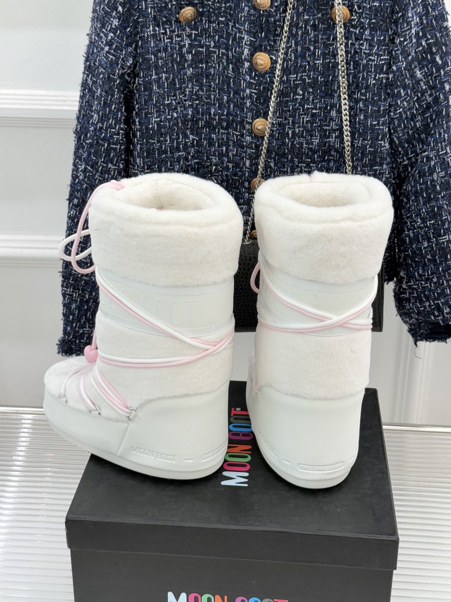 Moon Boot经典爆款滑雪月亮靴雪地靴系列当凛冽寒风裹着碎雪漫过雪原当滑雪道的弧线在纯白天地间延展月