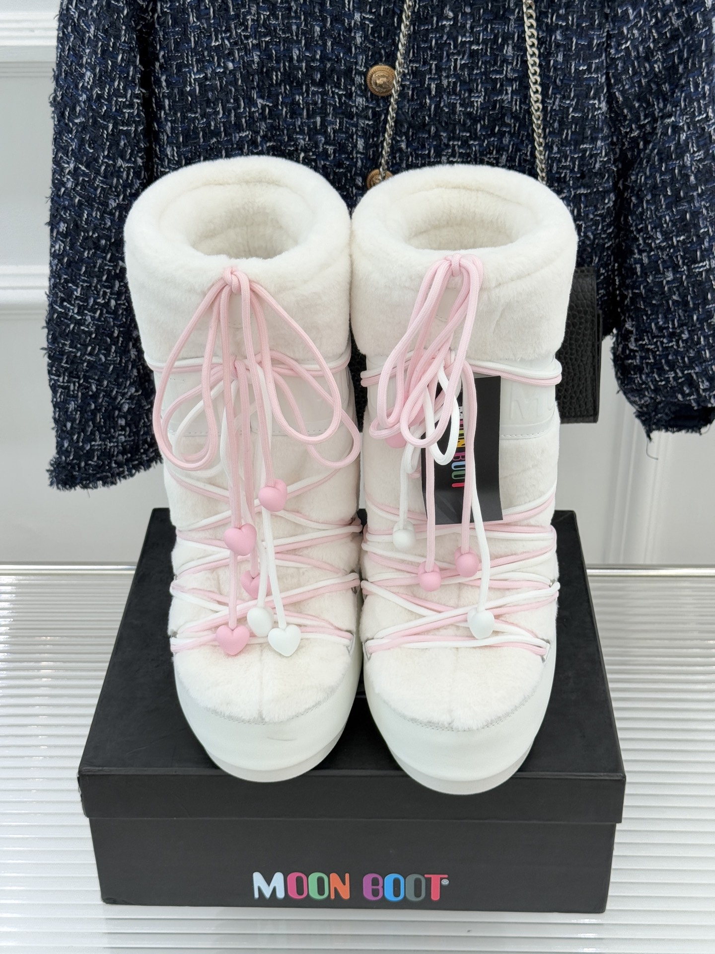 Moon Boot经典爆款滑雪月亮靴雪地靴系列当凛冽寒风裹着碎雪漫过雪原当滑雪道的弧线在纯白天地间延展月