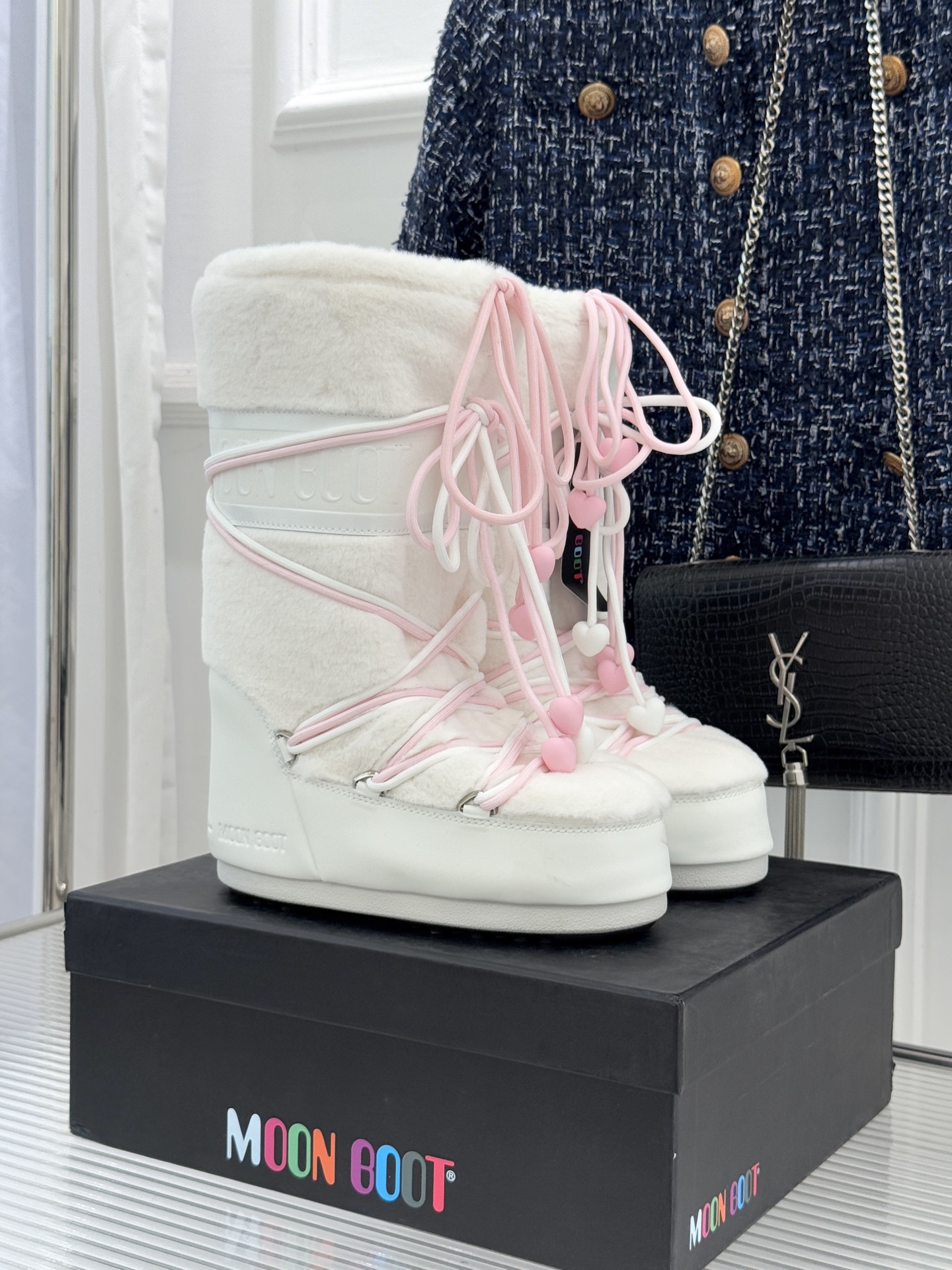 NO:628324,Moon Boot's classic popular ski moon boots Snow boots series When the cold wind wraps up the broken snow and spreads over the snowfields When the arc of the ski slopes extends in the pure white ground, Moon boots come with classic genes and hard-core performance. They are not only professional equipment to conquer the ice and snow, but also a trend symbol that lights up the winter style. They continue the brand's iconic silhouette and fashionable design. The rounded shoe body outlines smooth lines, abandoning redundant decoration but having its own eye-catching aura. Whether it is a minimalist high-end style with a neat solid color.  It is still eye-catching with contrasting colors and splicing. It is neat and cool when paired with ski clothes. It is suitable for winter casual wear and is lazy and casual. It can be seamlessly integrated even with street fashion. It breaks the 'practicality is greater than aesthetics' of snow boots and makes winter style not constrained by the scene. Every detail hides an unintentional fashionable attitude. As a classic that is deeply involved in the field of ice and snow equipment, Moon Boot always takes professional performance as the core and comprehensively protects every ice and snow exploration.  The upper is made of high-density waterproof and windproof fabric, and the lining is filled with high-quality warm velvet. It feels soft and skin-friendly, quickly locks in body heat, and resists the invasion of sub-zero cold. Even if you spend a long time skiing outdoors or walking in the snowfield, your feet will still be warm and have no fear of low temperature tests. The sole is equipped with professional anti-slip and wear-resistant textures, whether it is smooth ski trails, icy roads or soft snow. It can provide strong grip and steadily adhere to the ground texture to reduce the risk of slipping.  Whether you are a professional skier galloping on the snow field or an ordinary person enjoying the snow outdoors for daily commuting, it can adapt to the needs of the scene and say goodbye to foot fatigue. It can not only warm and protect your feet in the cold winter, but also bring a sense of moisture when you walk on the snow and enjoy the unique freshness and enthusiasm of winter. size35-40 (customized 41/42/43), snow boots, boots19860909Moon Boot经典爆款滑雪月亮靴 雪地靴系列 当凛冽寒风裹着碎雪漫过雪原 当滑雪道的弧线在纯白天地间延展 月亮靴携经典基因与硬核性能而来 既是征服冰雪的专业装备 亦是点亮冬日造型的潮流符号 延续品牌标志性廓形时尚设计 圆润的鞋身勾勒流畅线条 摒弃冗余装饰却自带吸睛气场 无论是利落纯色款的极简高级 还是撞色拼接款的鲜活吸睛 搭配滑雪服利落飒爽 适配冬日休闲装慵懒随性 哪怕是街头潮搭也能无缝融合 打破雪地靴“实用性大于美观性” 让冬日造型不被场景束缚 每一处细节都藏着不刻意的时髦态度. 作为深耕冰雪装备领域的经典之作 Moon Boot始终以专业性能为核心 全方位守护每一次冰雪探索. 鞋面采用高密度防水防风面料 内里填充优质保暖绒料 触感柔软亲肤 快速锁住人体热量 抵御零下严寒侵袭 哪怕长时间置身户外滑雪 漫步雪原 双脚依旧暖意十足 无惧低温考验. 鞋底搭载专业防滑耐磨纹路 无论是光滑的滑雪道 结冰的路面 还是松软的积雪层 都能提供强劲抓地力 稳步贴合地面肌理 减少打滑风险 无论是专业滑雪爱好者驰骋雪场 还是普通人户外赏雪 日常通勤 都能适配场景需求 告别足部疲惫. 让你在凛冽寒冬中 既能温暖护脚 又能自带潮感气场 踏雪而行 自在享受冬日独有的鲜活与热烈. size35-40（41/42/43定制）,雪地靴,boots,Women's Shoes