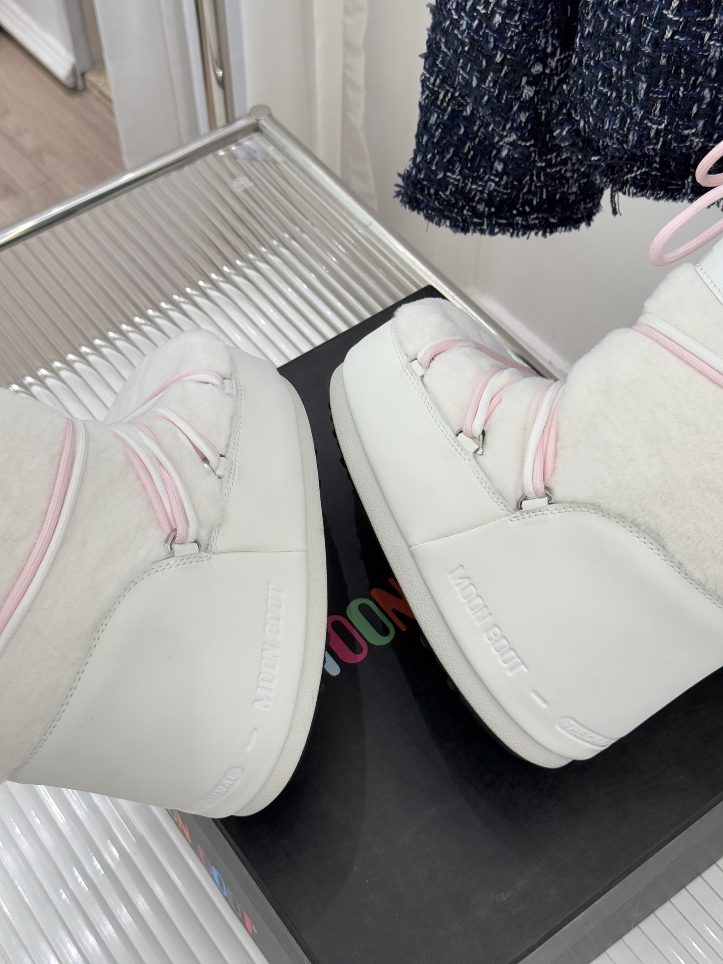 Moon Boot经典爆款滑雪月亮靴雪地靴系列当凛冽寒风裹着碎雪漫过雪原当滑雪道的弧线在纯白天地间延展月