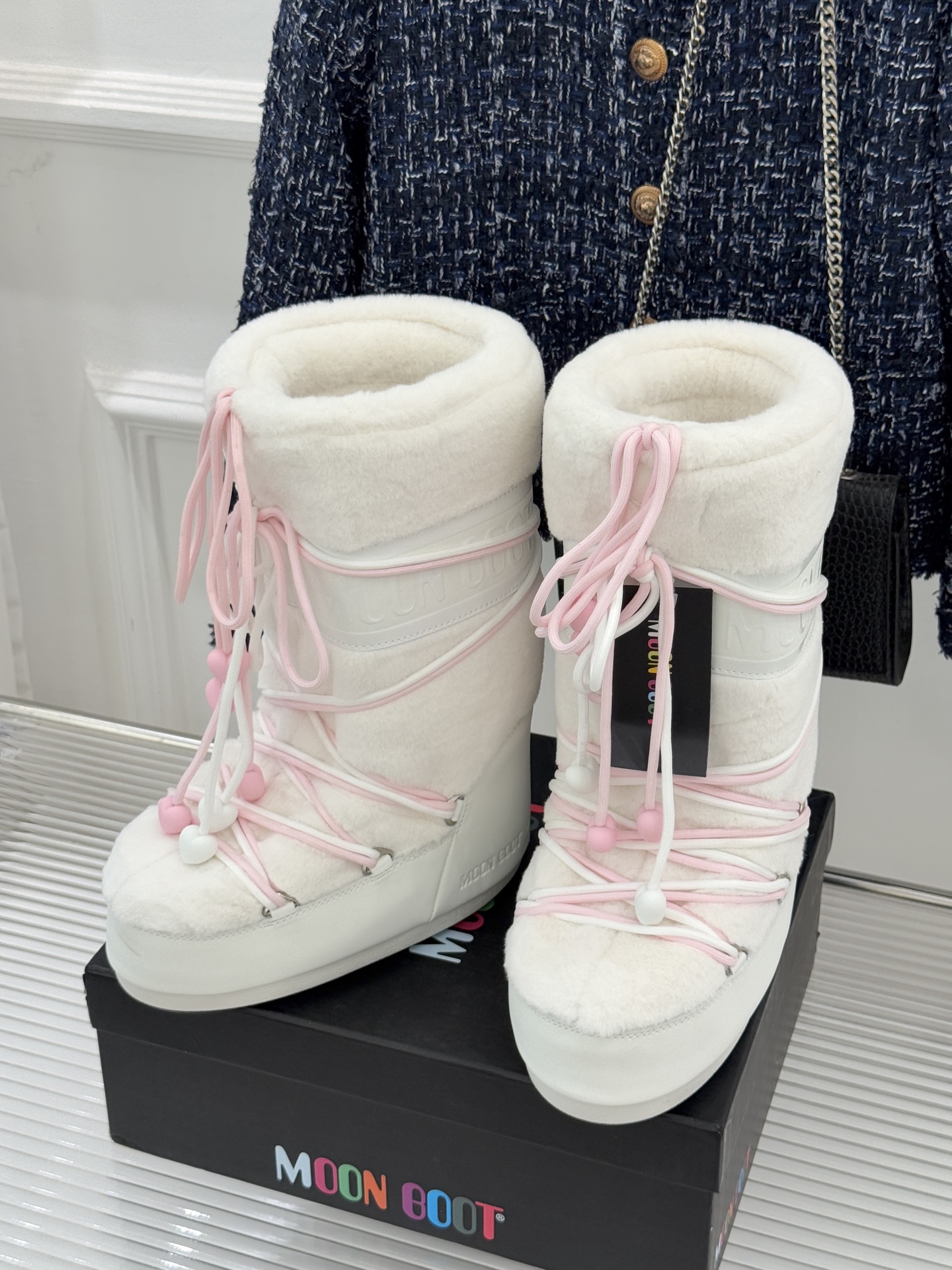 Moon Boot经典爆款滑雪月亮靴雪地靴系列当凛冽寒风裹着碎雪漫过雪原当滑雪道的弧线在纯白天地间延展月