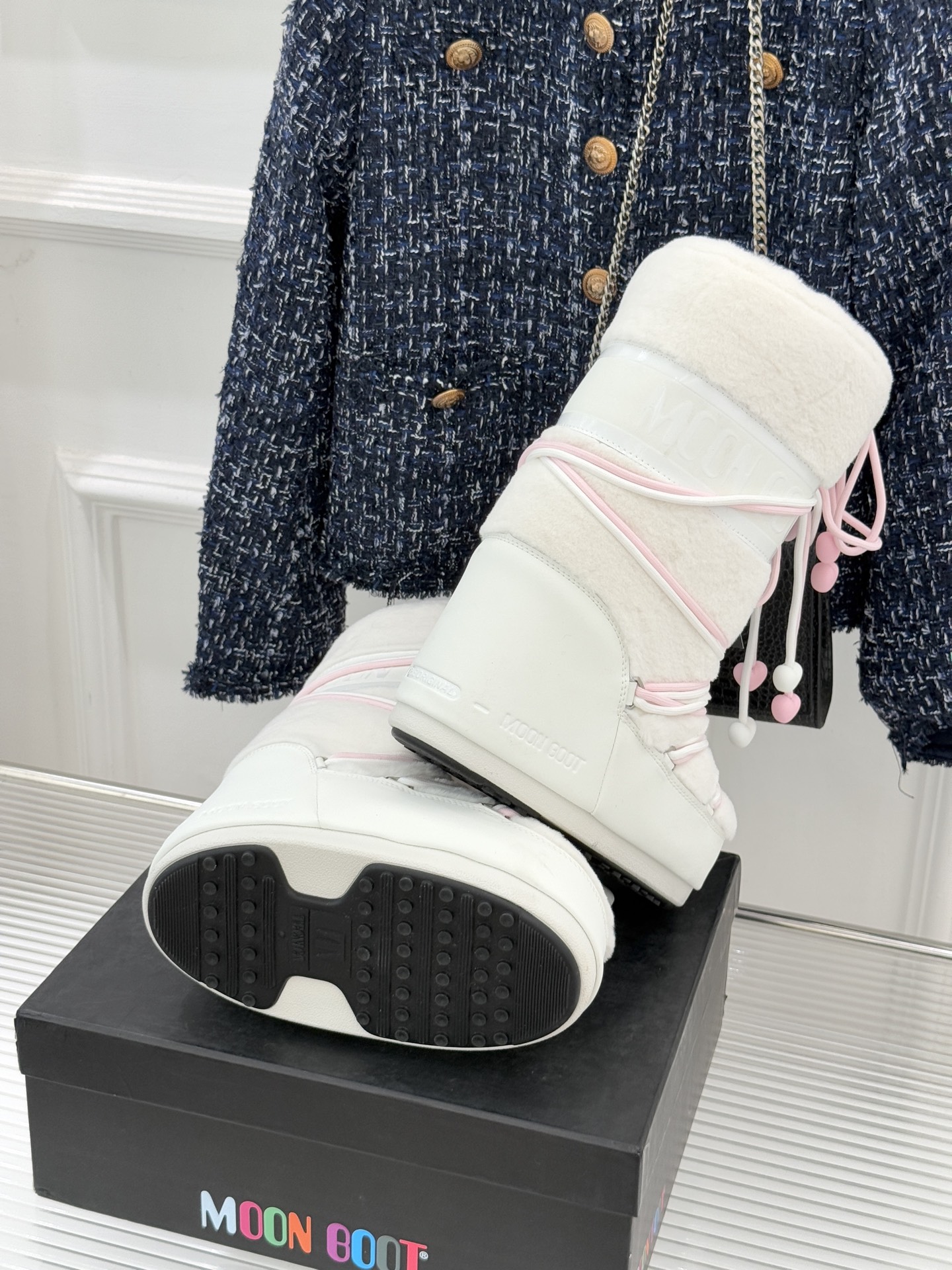 Moon Boot经典爆款滑雪月亮靴雪地靴系列当凛冽寒风裹着碎雪漫过雪原当滑雪道的弧线在纯白天地间延展月