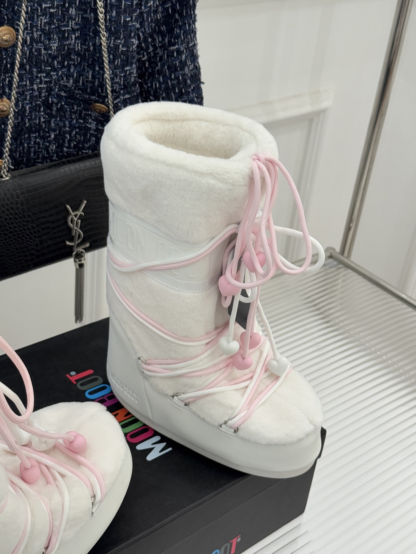 Moon Boot经典爆款滑雪月亮靴雪地靴系列当凛冽寒风裹着碎雪漫过雪原当滑雪道的弧线在纯白天地间延展月