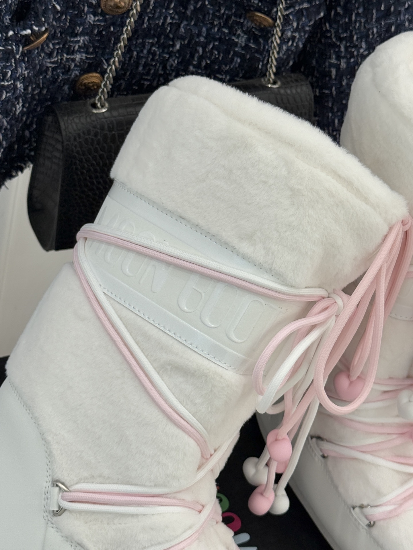 Moon Boot经典爆款滑雪月亮靴雪地靴系列当凛冽寒风裹着碎雪漫过雪原当滑雪道的弧线在纯白天地间延展月