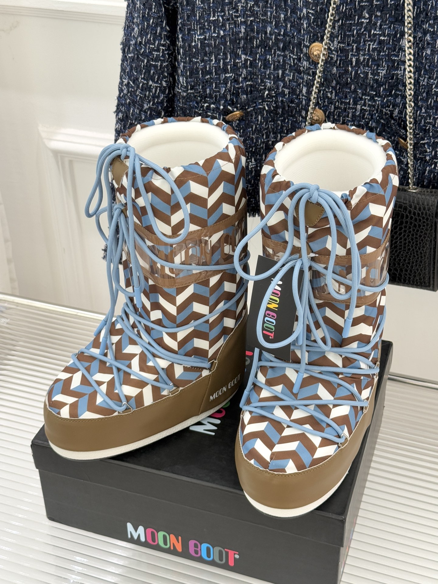 Moon Boot经典爆款滑雪月亮靴雪地靴系列当凛冽寒风裹着碎雪漫过雪原当滑雪道的弧线在纯白天地间延展月