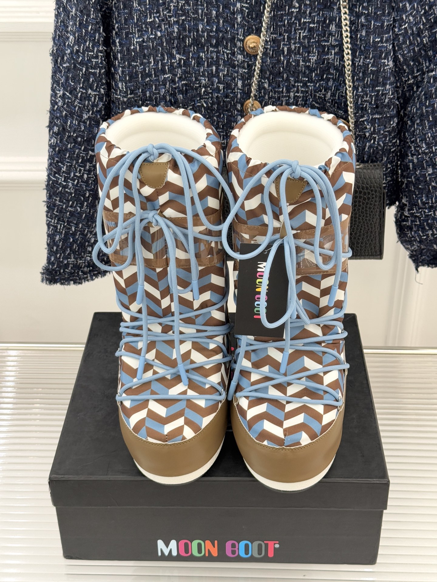 Moon Boot经典爆款滑雪月亮靴雪地靴系列当凛冽寒风裹着碎雪漫过雪原当滑雪道的弧线在纯白天地间延展月