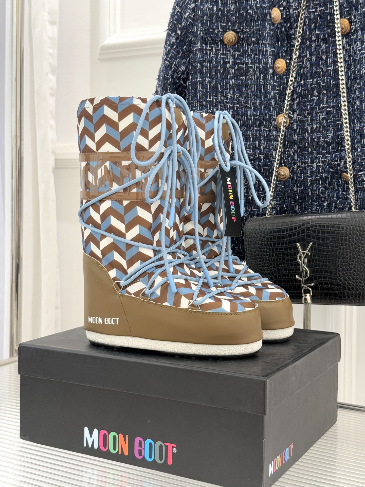 Moon Boot经典爆款滑雪月亮靴雪地靴系列当凛冽寒风裹着碎雪漫过雪原当滑雪道的弧线在纯白天地间延展月