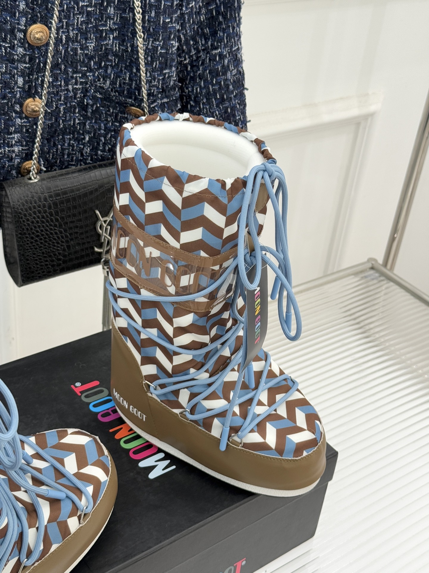 Moon Boot经典爆款滑雪月亮靴雪地靴系列当凛冽寒风裹着碎雪漫过雪原当滑雪道的弧线在纯白天地间延展月