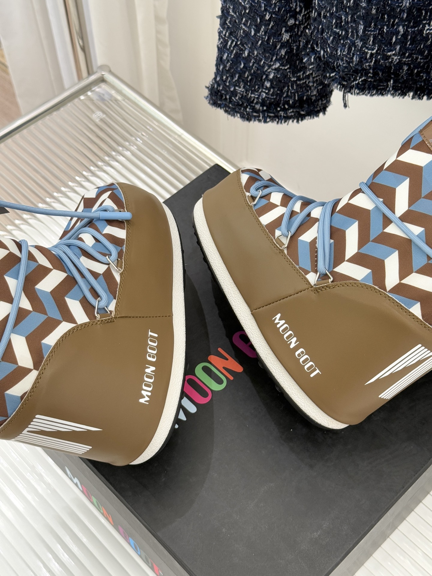 Moon Boot经典爆款滑雪月亮靴雪地靴系列当凛冽寒风裹着碎雪漫过雪原当滑雪道的弧线在纯白天地间延展月