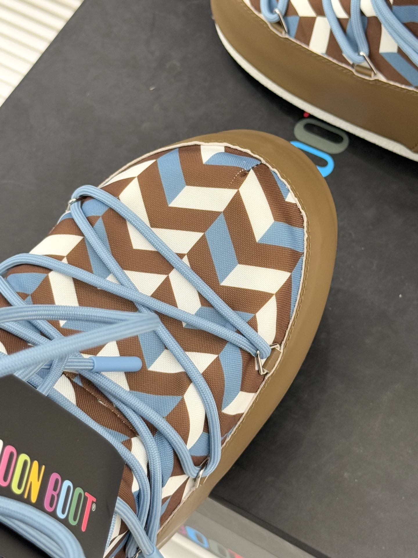 Moon Boot经典爆款滑雪月亮靴雪地靴系列当凛冽寒风裹着碎雪漫过雪原当滑雪道的弧线在纯白天地间延展月