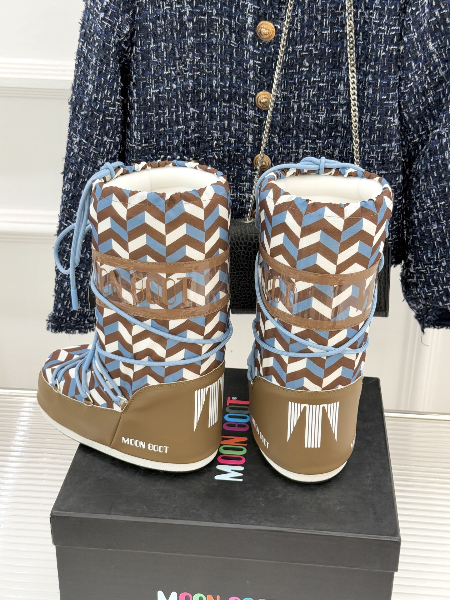 Moon Boot经典爆款滑雪月亮靴雪地靴系列当凛冽寒风裹着碎雪漫过雪原当滑雪道的弧线在纯白天地间延展月