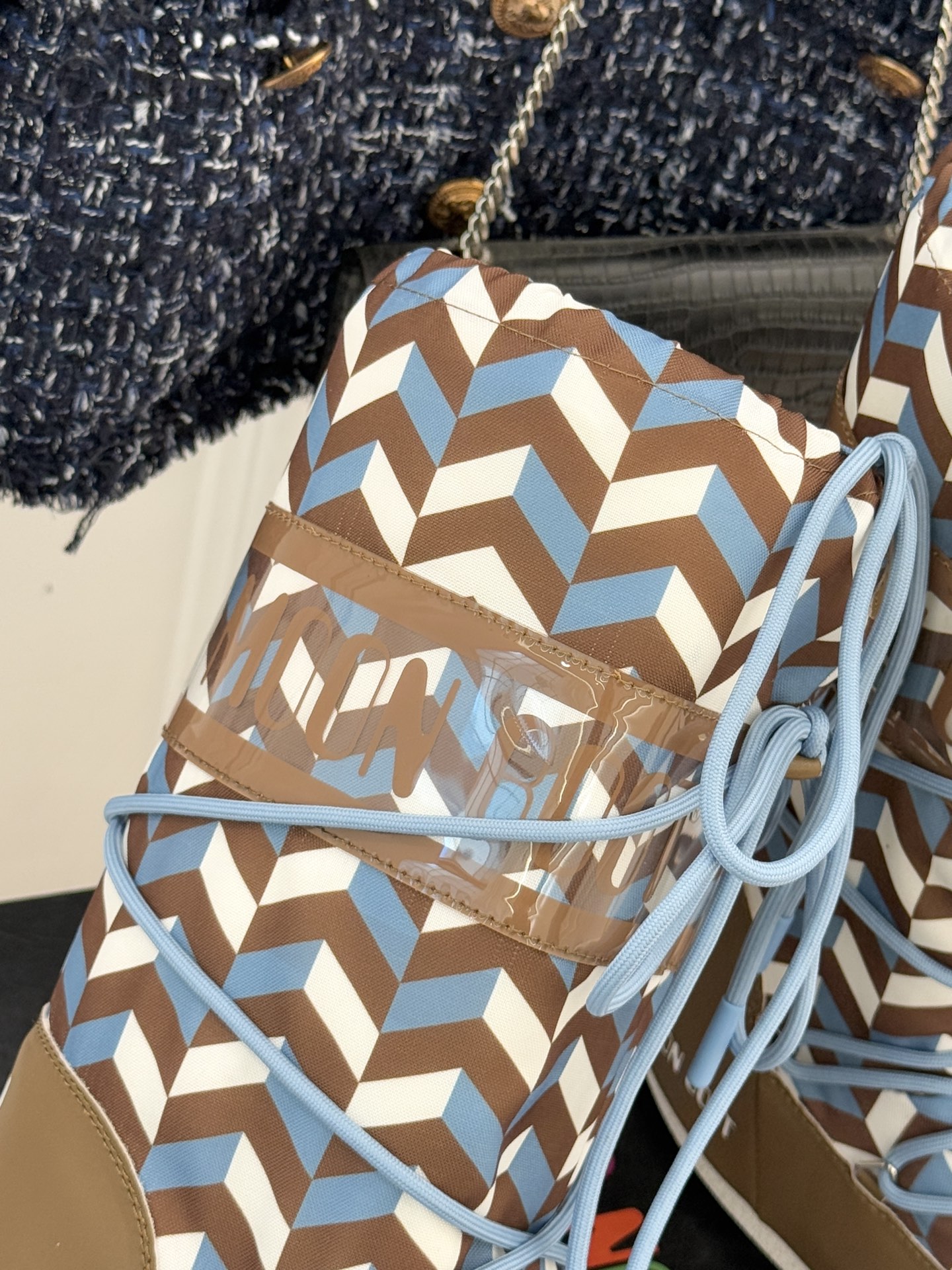 Moon Boot经典爆款滑雪月亮靴雪地靴系列当凛冽寒风裹着碎雪漫过雪原当滑雪道的弧线在纯白天地间延展月