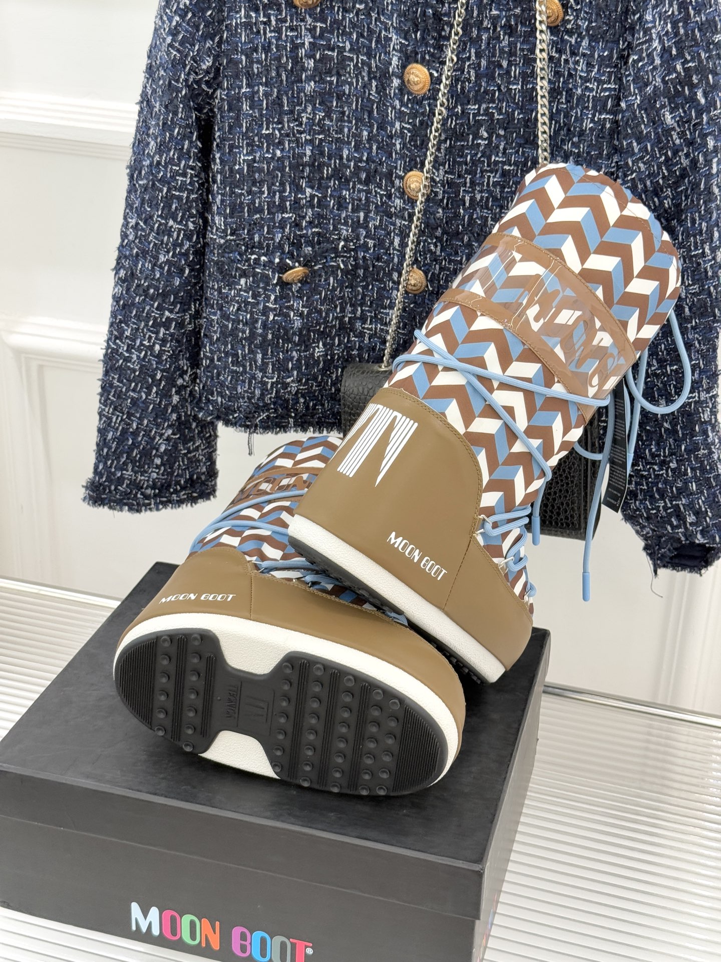 Moon Boot经典爆款滑雪月亮靴雪地靴系列当凛冽寒风裹着碎雪漫过雪原当滑雪道的弧线在纯白天地间延展月