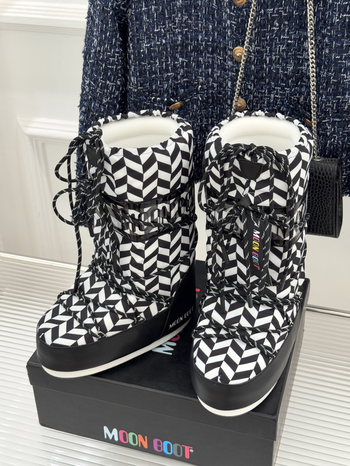 Moon Boot经典爆款滑雪月亮靴雪地靴系列当凛冽寒风裹着碎雪漫过雪原当滑雪道的弧线在纯白天地间延展月