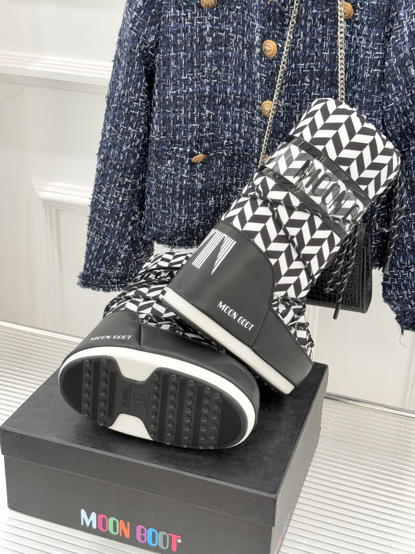 Moon Boot经典爆款滑雪月亮靴雪地靴系列当凛冽寒风裹着碎雪漫过雪原当滑雪道的弧线在纯白天地间延展月