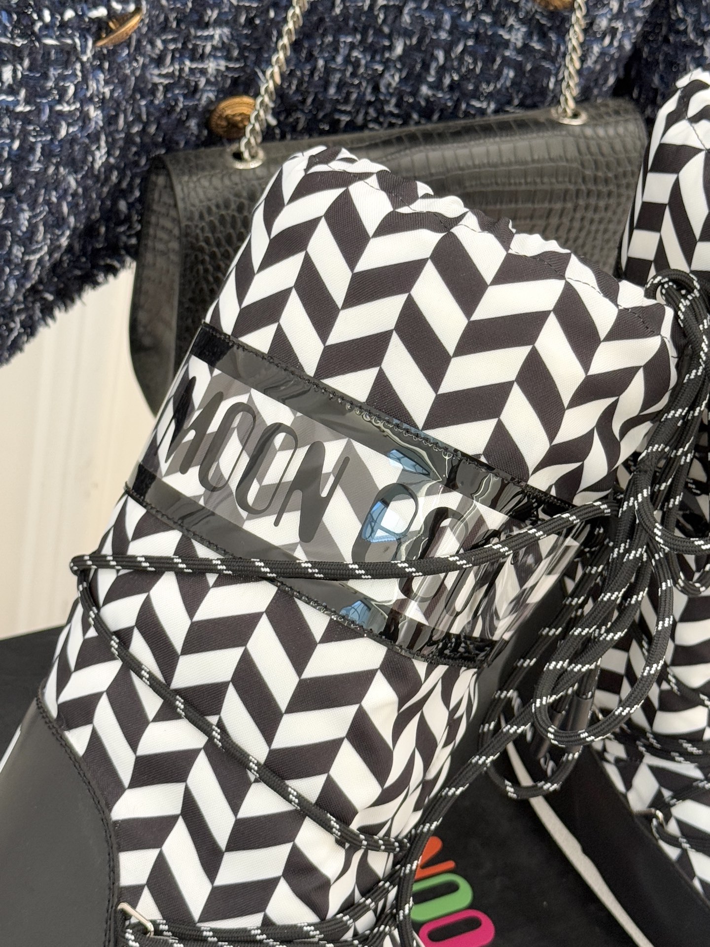 Moon Boot经典爆款滑雪月亮靴雪地靴系列当凛冽寒风裹着碎雪漫过雪原当滑雪道的弧线在纯白天地间延展月