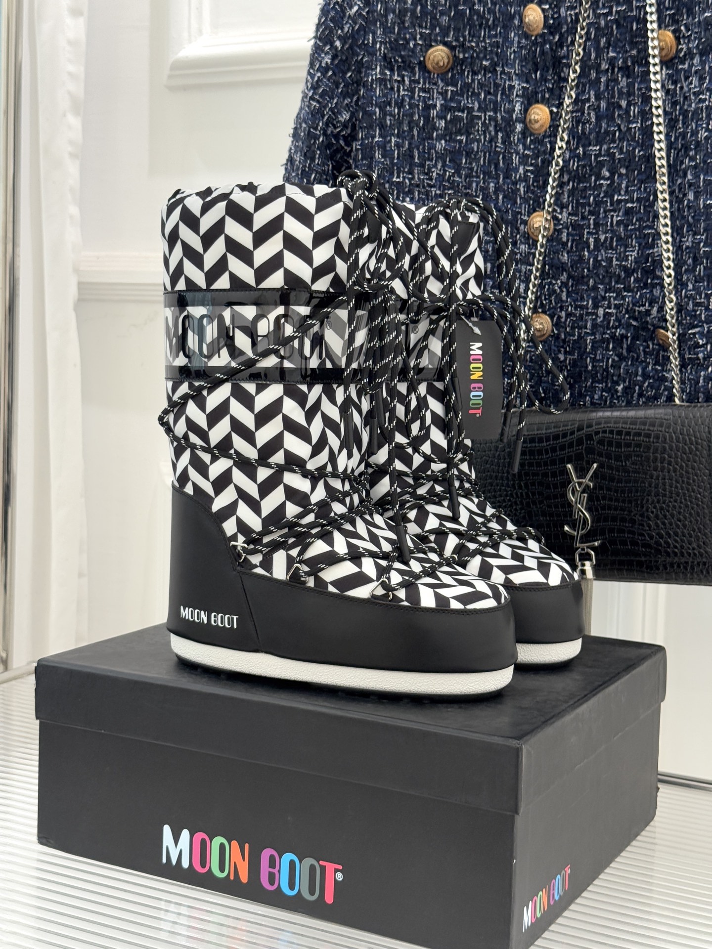 Moon Boot经典爆款滑雪月亮靴雪地靴系列当凛冽寒风裹着碎雪漫过雪原当滑雪道的弧线在纯白天地间延展月