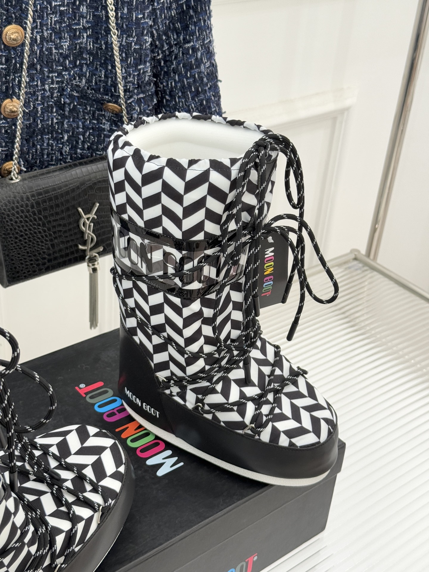 Moon Boot经典爆款滑雪月亮靴雪地靴系列当凛冽寒风裹着碎雪漫过雪原当滑雪道的弧线在纯白天地间延展月