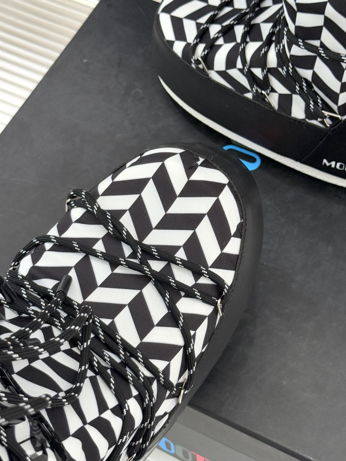 Moon Boot经典爆款滑雪月亮靴雪地靴系列当凛冽寒风裹着碎雪漫过雪原当滑雪道的弧线在纯白天地间延展月