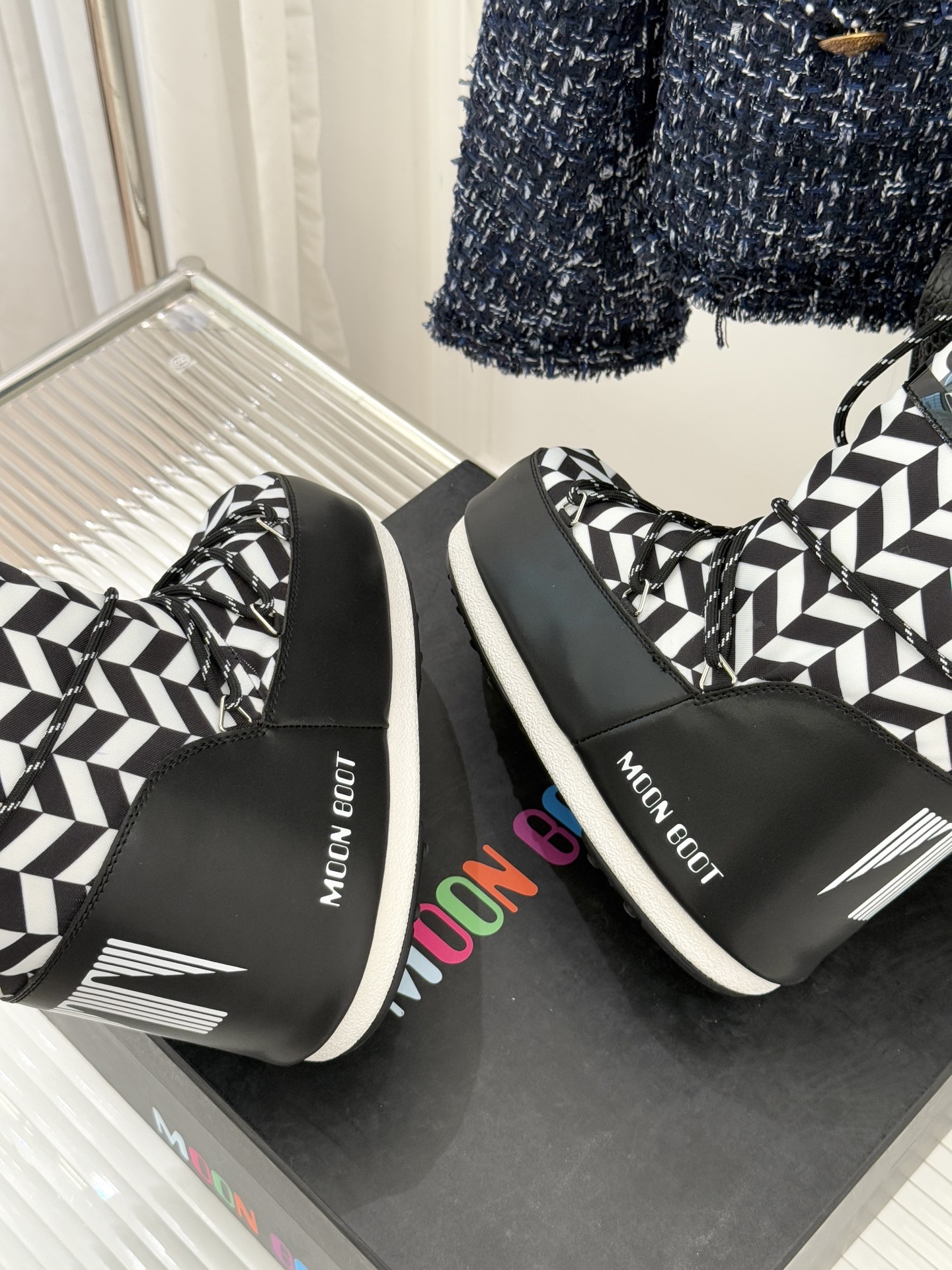 Moon Boot经典爆款滑雪月亮靴雪地靴系列当凛冽寒风裹着碎雪漫过雪原当滑雪道的弧线在纯白天地间延展月