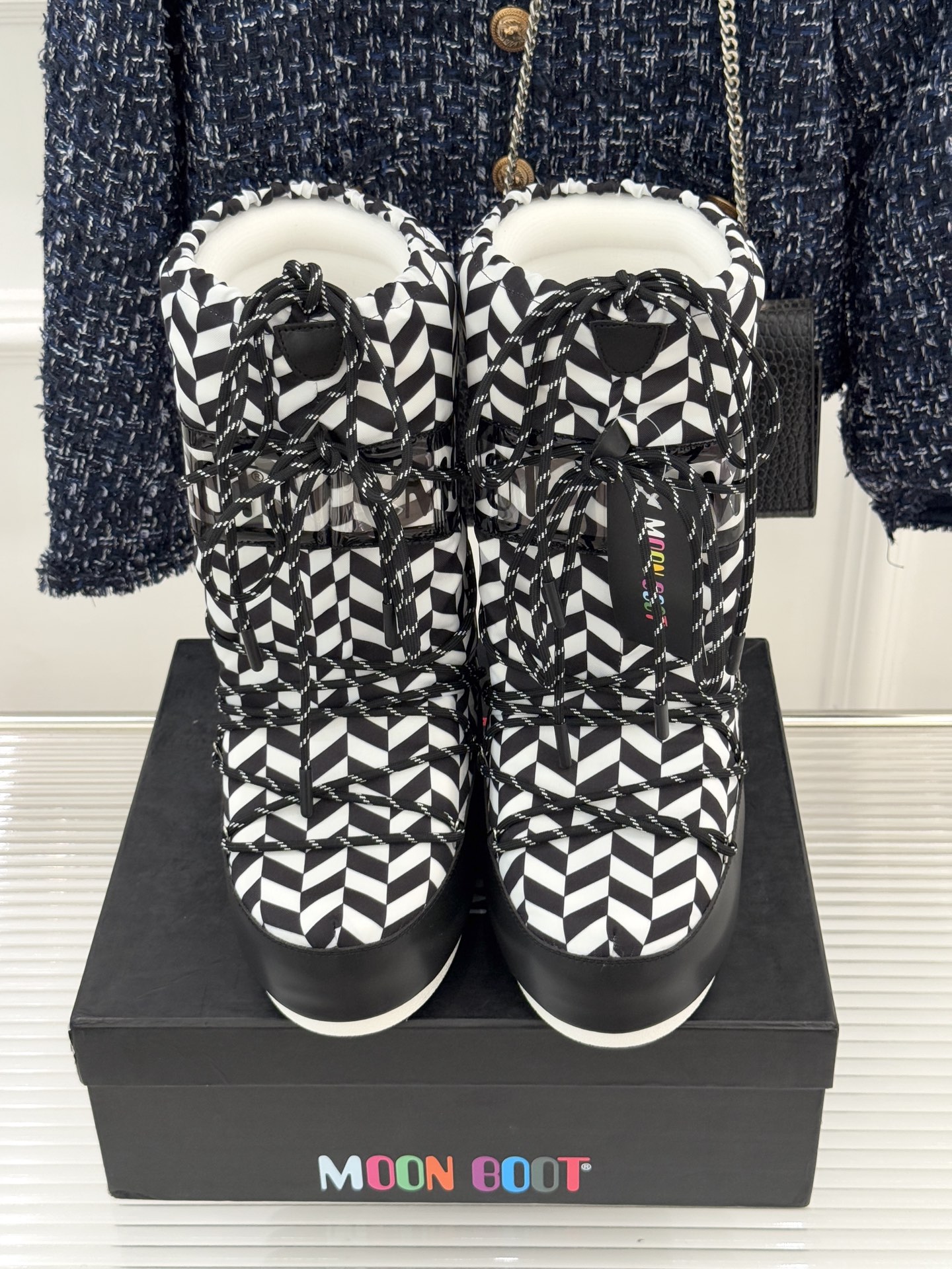 Moon Boot经典爆款滑雪月亮靴雪地靴系列当凛冽寒风裹着碎雪漫过雪原当滑雪道的弧线在纯白天地间延展月