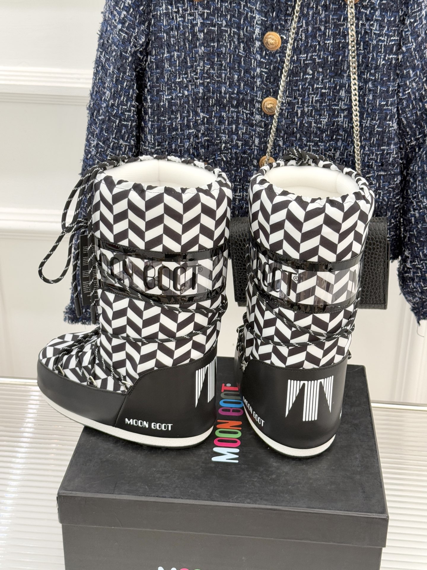 Moon Boot经典爆款滑雪月亮靴雪地靴系列当凛冽寒风裹着碎雪漫过雪原当滑雪道的弧线在纯白天地间延展月