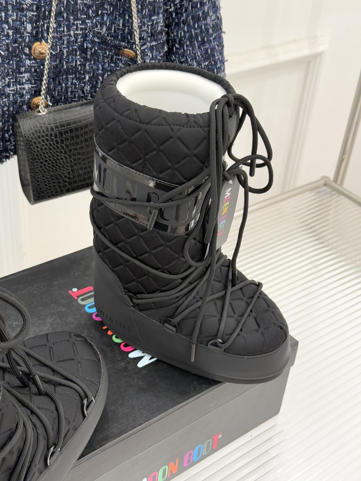 Moon Boot经典爆款滑雪月亮靴雪地靴系列当凛冽寒风裹着碎雪漫过雪原当滑雪道的弧线在纯白天地间延展月