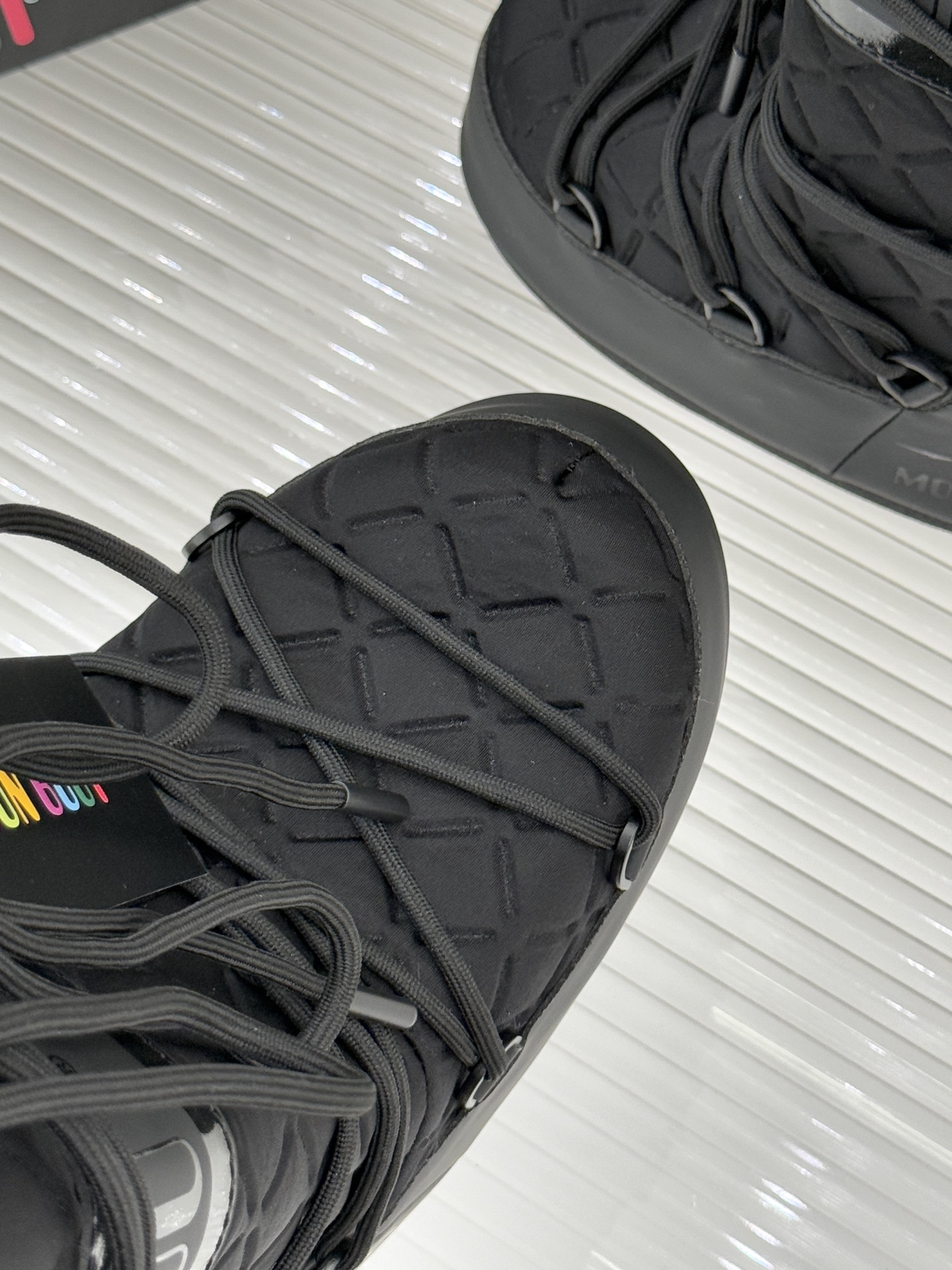 Moon Boot经典爆款滑雪月亮靴雪地靴系列当凛冽寒风裹着碎雪漫过雪原当滑雪道的弧线在纯白天地间延展月