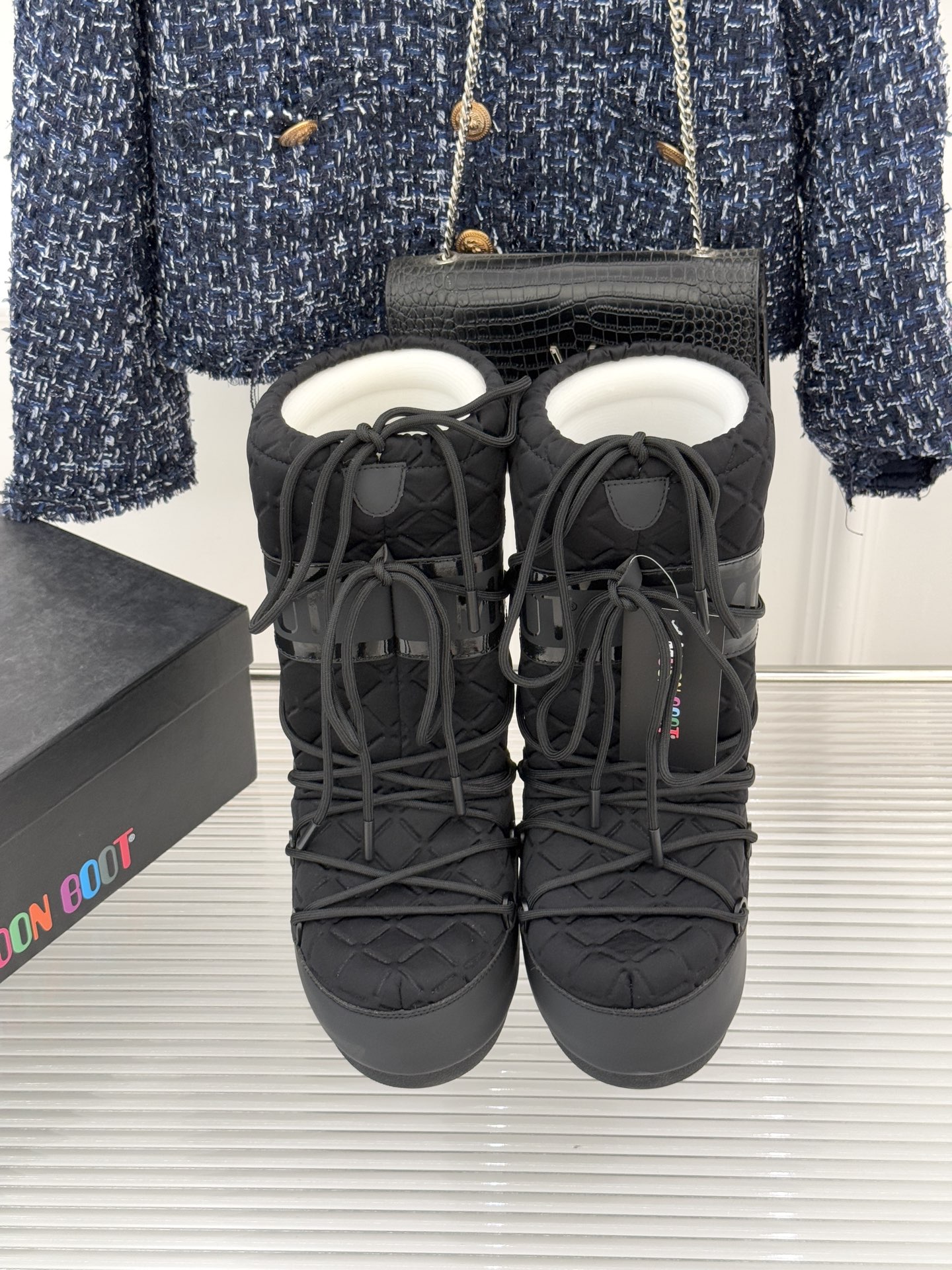 Moon Boot经典爆款滑雪月亮靴雪地靴系列当凛冽寒风裹着碎雪漫过雪原当滑雪道的弧线在纯白天地间延展月