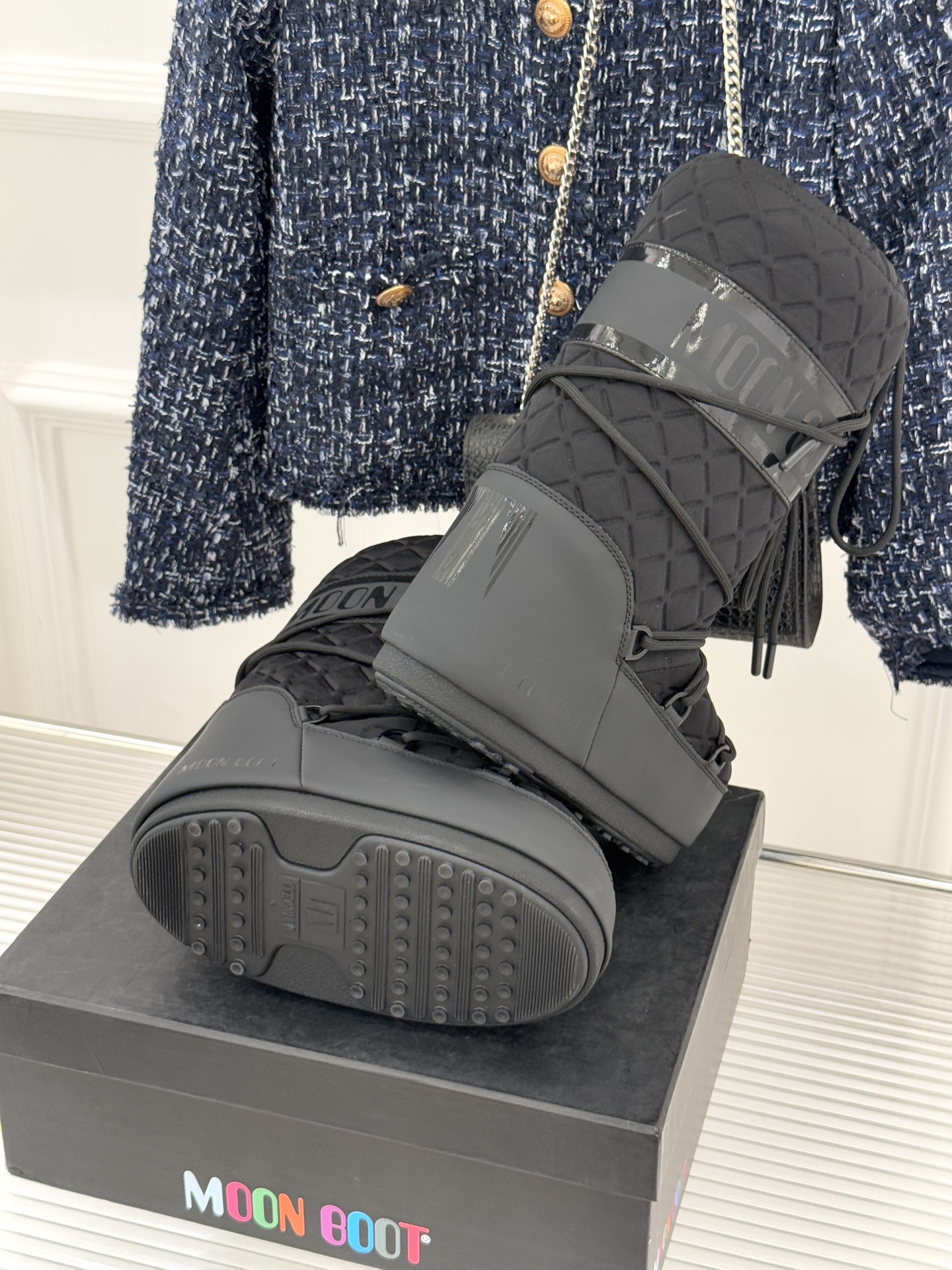 Moon Boot经典爆款滑雪月亮靴雪地靴系列当凛冽寒风裹着碎雪漫过雪原当滑雪道的弧线在纯白天地间延展月