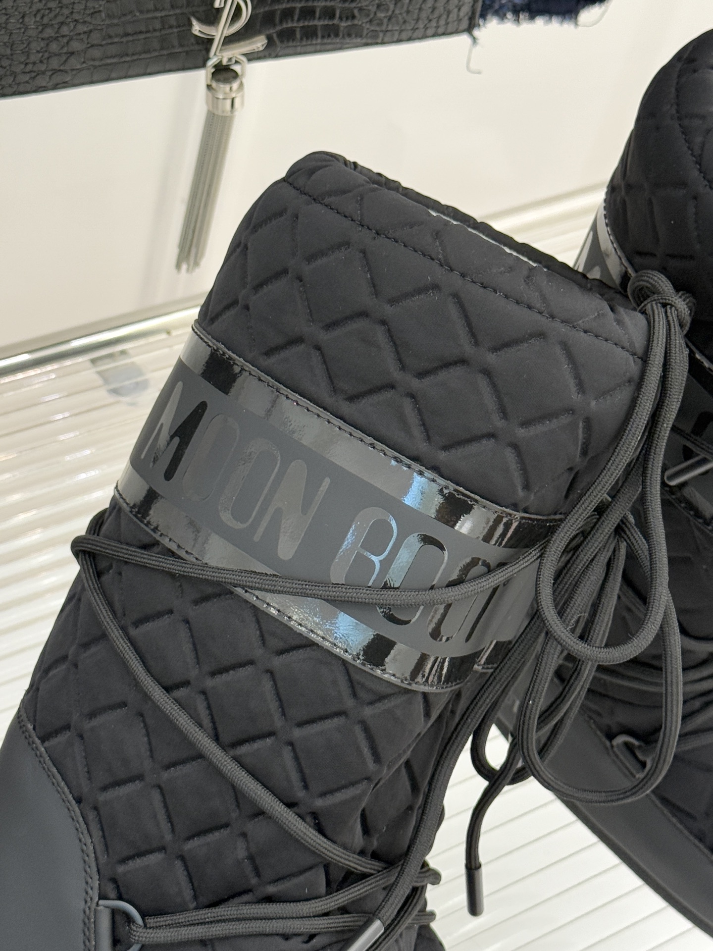 Moon Boot经典爆款滑雪月亮靴雪地靴系列当凛冽寒风裹着碎雪漫过雪原当滑雪道的弧线在纯白天地间延展月