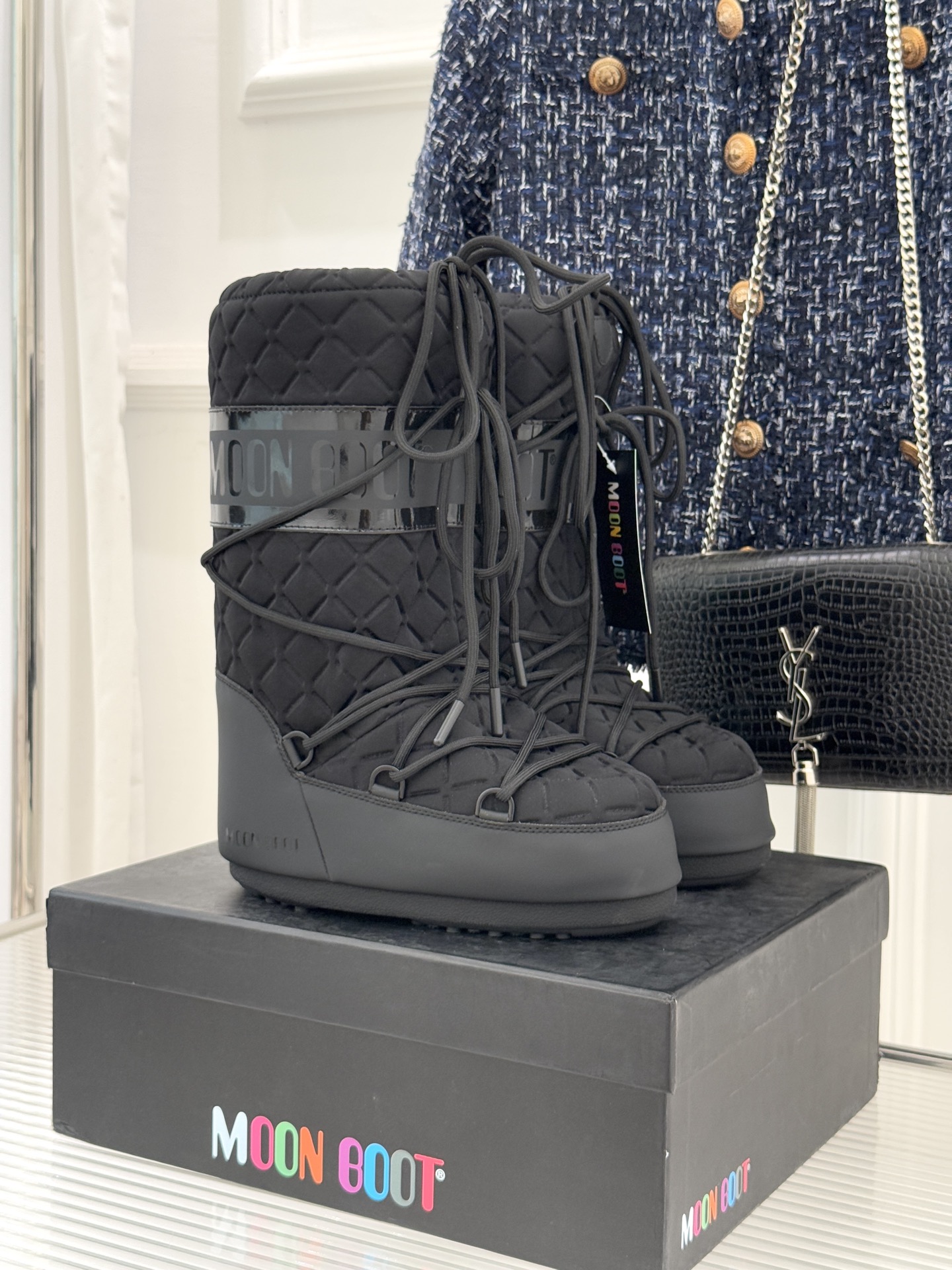 Moon Boot经典爆款滑雪月亮靴雪地靴系列当凛冽寒风裹着碎雪漫过雪原当滑雪道的弧线在纯白天地间延展月