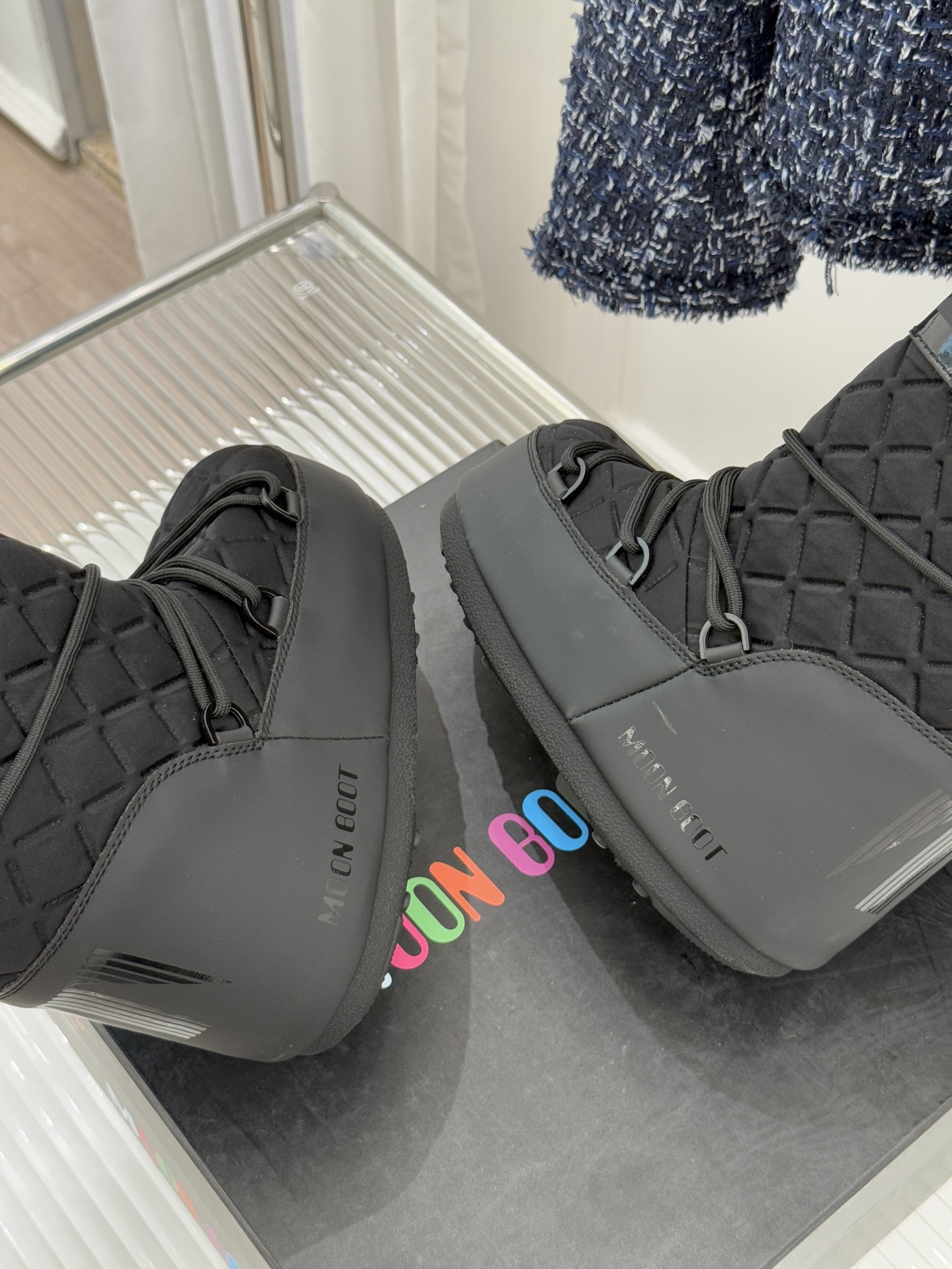 Moon Boot经典爆款滑雪月亮靴雪地靴系列当凛冽寒风裹着碎雪漫过雪原当滑雪道的弧线在纯白天地间延展月