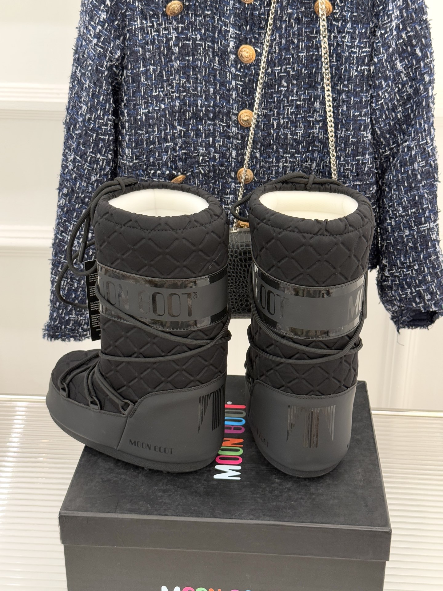 Moon Boot经典爆款滑雪月亮靴雪地靴系列当凛冽寒风裹着碎雪漫过雪原当滑雪道的弧线在纯白天地间延展月