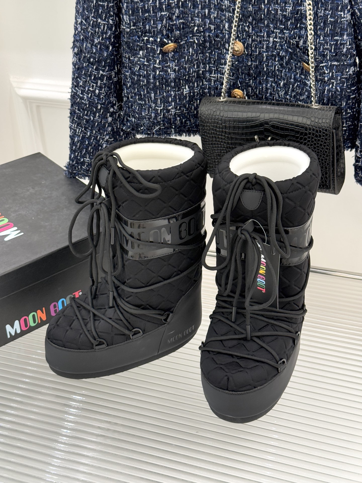 Moon Boot经典爆款滑雪月亮靴雪地靴系列当凛冽寒风裹着碎雪漫过雪原当滑雪道的弧线在纯白天地间延展月