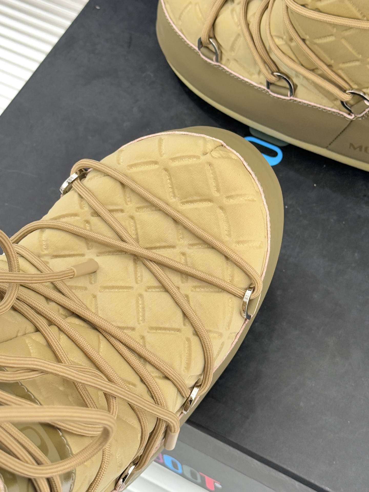 Moon Boot经典爆款滑雪月亮靴雪地靴系列当凛冽寒风裹着碎雪漫过雪原当滑雪道的弧线在纯白天地间延展月