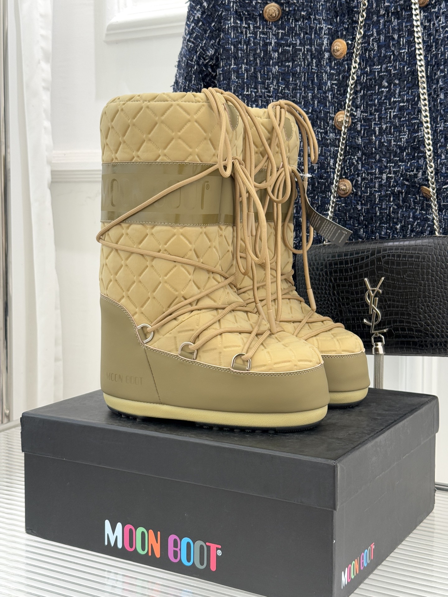 Moon Boot经典爆款滑雪月亮靴雪地靴系列当凛冽寒风裹着碎雪漫过雪原当滑雪道的弧线在纯白天地间延展月