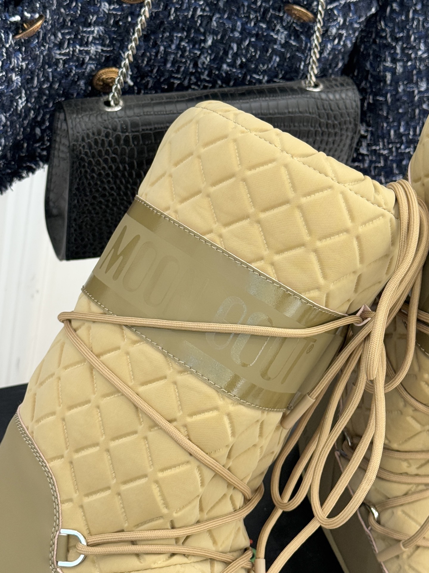 Moon Boot经典爆款滑雪月亮靴雪地靴系列当凛冽寒风裹着碎雪漫过雪原当滑雪道的弧线在纯白天地间延展月