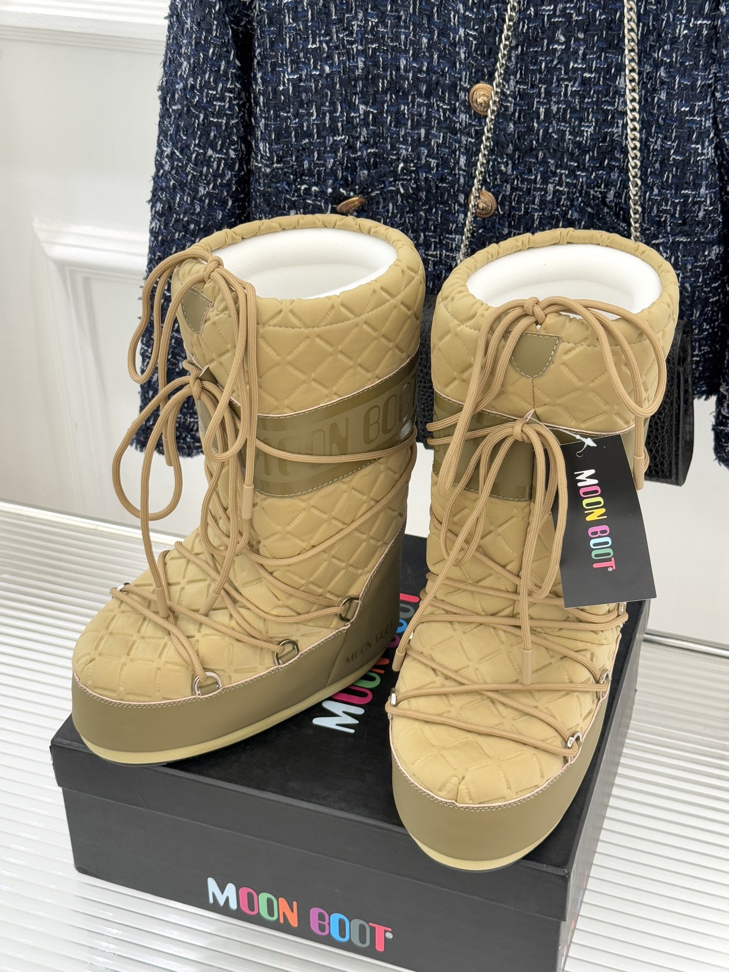 Moon Boot经典爆款滑雪月亮靴雪地靴系列当凛冽寒风裹着碎雪漫过雪原当滑雪道的弧线在纯白天地间延展月