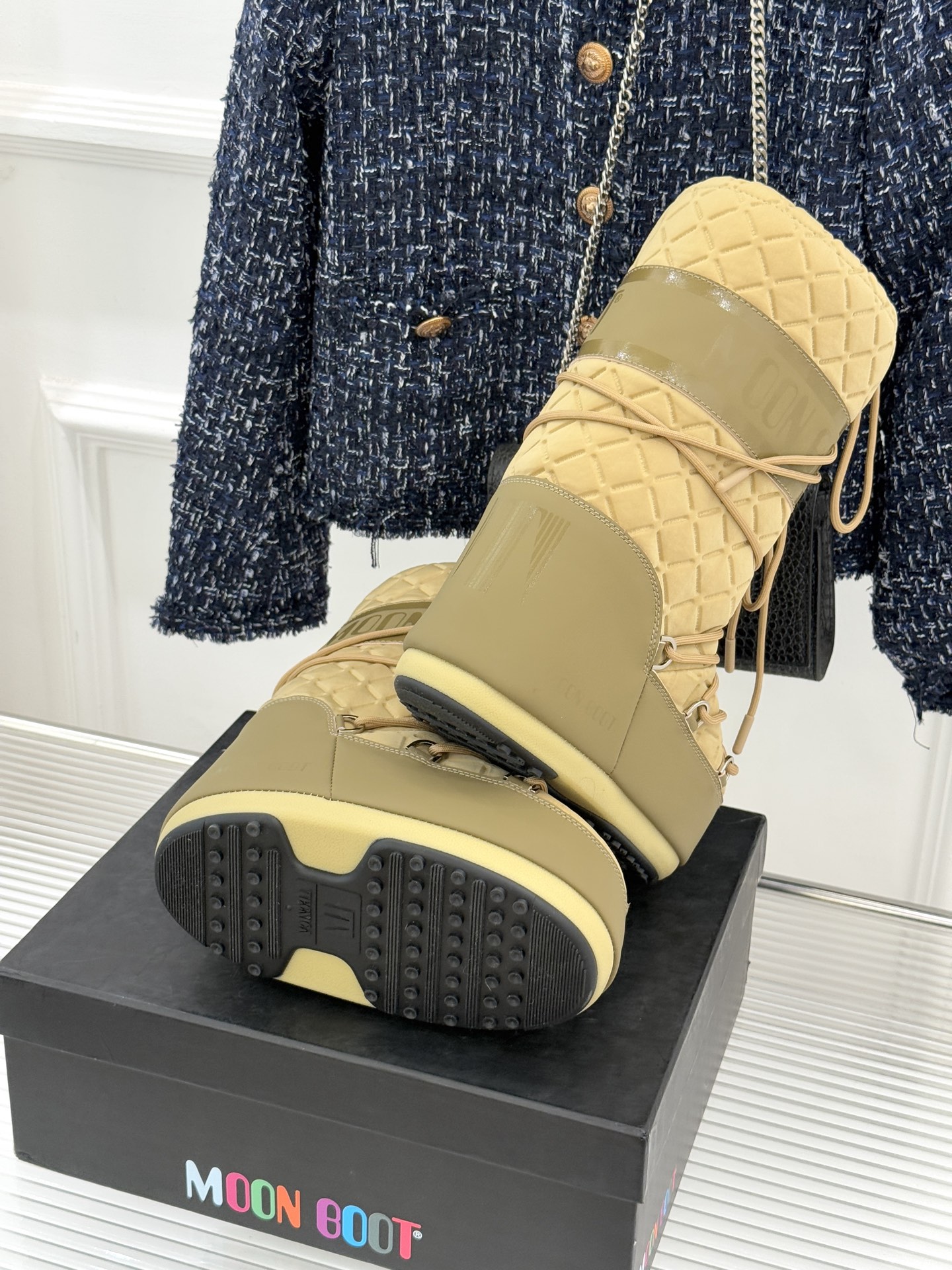 Moon Boot经典爆款滑雪月亮靴雪地靴系列当凛冽寒风裹着碎雪漫过雪原当滑雪道的弧线在纯白天地间延展月